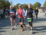 Petra Becker (r.) und Triathlet Detlef Schäfer kurz vor dem Ziel. 