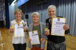 Diese drei Damen starteten in der zurückliegenden Saison in der Altersklasse W65: Bode-Runners Christa Fümel und Renate Liedtke mit Monika Bluschke LG Osterwieck (Mitte). Auf der Strecke als Konkurrentinnen, feierten sie bei der Ehrungsveranstaltung im Salzlandcenter ihre Laufleistung.