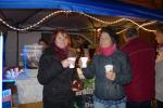 Mit Glühwein stimmen sich Sabine und Sylvia auf die kommenden Darbietungen ein.