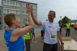 Renate Liedtke und Josef Hindricks klatschten im Ziel zufrieden ab. Liedtke erlief Platz drei in ihrer Altersklasse W60. Hindricks überholte Liedtke noch kurz vor dem Ziel, obwohl sein Kurs fast vier Kilometer länger war. Respekt und Platz zwei in der M60 für Hindricks!