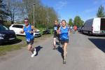 Daniel Wuwer und Kirsten Geist (v.l.) nach dem Start des Gommeraner Seenlaufs. Mit „Ladys first!“ hat Wuwer nach fast zehn Kilometern der Vereinskollegin den Vortritt gelassen.  