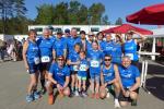 Aufstellung zum sonnenreichen Gruppenfoto, nachdem die Jüngsten ihren Lauf bereits hinter sich hatten: Alexander Topf, Emily und Lotta Siebert, Rieke Lucie Zaschke, Daniel Wuwer und Jens-Uwe Börner (u.v.l.) sowie Christa und Harald Fümel, Jens Kunkel, Thomas Braun, Olaf Bothe, Jan Zaschke, Nancy Bothe, Stefan Sindermann, Kathleen Mahler, Bärbel Lallecke, Kirsten Geist und Renate Liedtke (o.v.l.).