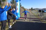 So einen Empfang nach einem langen Lauf lassen die Glückshormone von Kirsten Geist gleich noch höher steigen. Sie feierte einen ersten Platz in der W55 über die Halbmarathondistanz.