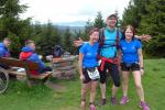 In mitten der Bode-Runners-Damen Sabine Börner und Sylvia Köhn (v.l.), wird ein Leidensgenosse zum Weiterlaufen überredet.