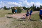 Während die Jungs eine Runde Fußball spielen, probieren sich die Mädchen an der Weitsprunganlage aus. Silke Vorrath fand je nach Witterung in der Turnhalle oder auf den Außenanlagen gute Trainingsmöglichkeiten für ihre Sportgruppe in Hecklingen vor. 