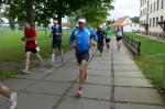 Die Triathleten Steffen Schöler und Detlef Schäfer im blauen Trikot, kurz nach dem Start (v.l.n.r.)