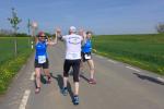 Während Lutz Klauß bereits die Halbmarathonwende passiert hat und auf dem Rückweg ist, müssen Sabine Börner und Sylvia Köhn noch über einen Kilometer weiter laufen. Klauß belegte am Ende einen guten vierten Platz in seiner Altersklasse.