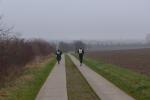 Stefan Sindermann und Neuzugang Stephan Kreuschmer (v.l.) auf 6,1 Kilometern durch die Natur. Den Anstieg am Fuße des „Bullenstedter Brockens“ hatten sie hier schon hinter sich und der nächste Kilometer führte sie wieder sanft hinunter nach Ilberstedt ins Ziel.