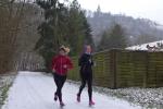 Claudia Meier und Sibylle Schäper hier bereits wieder auf dem Rückweg, im Hintergrund die Burg Falkenstein.
