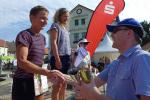 Arendsees Bürgermeister Norman Klebe überreicht Stefanie Nowak zusätzlich den silbernen Pokal für ihren zweiten Platz in der Altmark3cup-Wertung.
