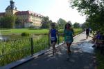 Schlussspurt für Sabine Börner und Jana Berger (v.l.) in das Ziel. Im Hintergrund grüßt das Schloss Moritzburg.