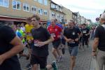 Oberbürgermeister Sven Wagner (Startnummer 805), hier im Tross vieler Staßfurter Teilnehmer, läuft kurz nach dem Vier-Kilometer-Start zur Höchstform auf. Mit dem undankbaren vierten Platz in der Altersklasse M45 brachte er zwar nur die „Holzmedaille“ mit nach Staßfurt, doch seine Zeit von 18:29 Minuten über die vier Kilometer bescheinigen dem Stadtchef eine hervorragende Fitness und Ausdauer. 