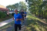 Stefan Sindermann und Jürgen Günther auf der Deichstraße in Schönebeck (blaue Shirts v.l.)