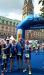 Im Ziel abgekommen! André und Kirsten Geist, Paul Thüne und Jens-Uwe Börner von der Gaensefurther Sportbewegung überglücklich auf dem Hamburger Rathausplatz (v.l.).