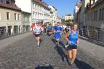 Kirsten Geist läuft hier die Marktbrücke hinauf, die dann über die Saale führte. Noch 20 Kilometer lagen vor ihr, bevor sie mit neuer persönlicher Bestzeit den Halbmarathon in Bernburg in das Ziel brachte.