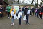 Rieke Zaschke (3. Platz), Emily Siebert (1. Platz) und Oskar Reichel (2. Platz) waren die Schnellsten über drei Kilometer (v.l.). Als Belohnung gab es für jeden eine geräucherte Forelle.