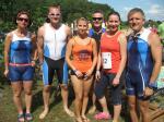 Über die Jedermann-Distanz mit 750m Schwimmen, 14,5km Radfahren und 5km Laufen starteten Sabine (l.) und Jens-Uwe Börner (r.), hier zusammen mit weiteren Staßfurter Teilnehmern.