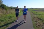 Beim Halbmarathon gesucht und gefunden! Ramona Gottschald vom SV Angern und Anke Delius von den Bode-Runners (v.l.) machten nach Plötzkau gemeinsame Sache. Sie hatten unterwegs nicht nur eine Menge Spaß, sie forderten sich auch zu Höchstleistungen heraus: Gottschald: „Nie im Leben wär ich so eine gute Zeit gelaufen!“