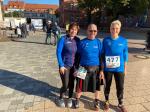 Das Trio Kathleen Mahler, Stefan Sindermann und Renate Liedtke unternahm einen Abstecher zum Burger Rolandlauf und mischte im Elbe-Ohre-Cup mit. Liedtke erlief in ihrer Altersklasse W65 sogar den zweiten Platz.