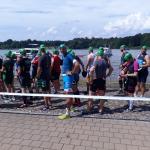 Auf den Startschuss im Einzelrennen über 3,6 km Schwimmen und 21 km Laufen wartet Steffen Schöler (blauer Dress). 