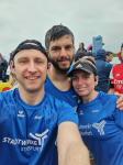 Nieselregen, na und? Alexander Topf  mit Rinaldo Schielke und Sandra Homann (v.l.) beim 13. Tangermünder Elbdeichmarathon.