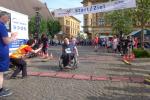 Auch als Rollstuhlfahrer sprach nichts gegen eine Teilnahme am Salzland-Lauf, wie unter anderem der Staßfurter Stefan Deutschmann (r.) unter Beweis stellte. Er startete beim 1,5 Kilometer-Hobby-Lauf und kam nach 11:18,0 Minuten im Ziel an, wo nicht nur Organisatorin Sabine Börner (l.) mit ihm abklatschte.