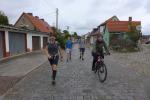 Sabine Börner begleitete die Wanderer per Fahrrad (Ortsausgang Belleben), links Nancy Bothe