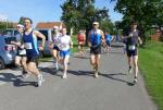 Steffen Schöler (2.v.r.) kurz nach dem Start über die Halbmarathon-Distanz.