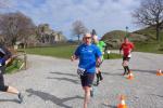 Stefan Sindermann (blaues Shirt) hatte schon vom Vortag in Engersen einen Crosslauf in den Beinen. Hier hat er die Burgruine Regenstein passiert. 