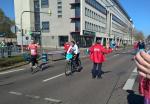 Juliane Meyer bei Kilometer fünf mit Fahrradbegleitung Sandra Boitz. Beide trainieren beim SC DHfK Leipzig