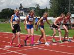 Chenoa-Leonie Gehrmann (l.) wartet auf den Start zum 100m Vorlauf.