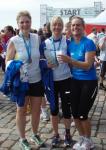 Renate (l.) und Claudia (r.) freuen sich mit Katrin (m.) über ihren dritten Podestplatz in AK w35 über 10 Kilometer.