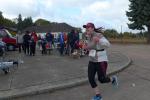 Nach 10,3 Kilometern biegt Kathleen Mahler in die Zielgasse ein.