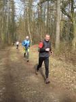 Die frühlingshaften Temperaturen genoss auch Toralf Schmidtschneider (m.) auf der 5 km langen Laufdistanz.