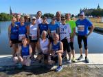 Das Schweriner Schloss im Hintergrund war für die Bode-Runners der Gaensefurther Sportbewegung und ihre Bernburger Lauffreunde auf allen Strecken der Hingucker. Vor den Starts: Sylvia Köhn, Harald Fümel und Jürgen Günther (u.v.l.), Kirsten Geist, Dirk Meier, Christa Fümel, Christina Spangenberg (PSV Bernburg), Claudia Meier, Matthias Dabrunz (PSV), Katrin Winkler-Hindricks, Beate Tuchen (PSV), Josef Hindricks, Nicole Badzinski (PSV), Nico Mahler (PSV) und Lutz Klauß (o.v.l.)