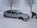 Hier konnten sich die Sportler sogar noch beim Befreien des Autos nützlich machen.