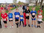 Emily Siebert (402) gemeinsam mit Schwester Lotta (403) am Start zu einem sehr hügeligen Ein-Kilometer-Lauf in der Altmark.