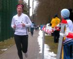 Auch Sabine Börner ließ sich von den eher bescheidenen Laufbedingungen nicht abhalten und kam als Fünfte ihrer AK ins Ziel. Foto: Sven Projahn