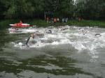 Nach dem Start über eine 1,5km lange Schwimmstrecke in der Havel.