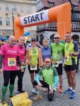 Kurz vor sechs Uhr in Eisenach zum Start des Supermarathons über 73,9 Kilometer: Heiko Witte (Bernburg), Dana Finzelberg (Bernburg), Katrin Winkler-Hindricks, Kirsten Geist, Konstantin Illhardt (Wals), Dirk Meier (v.l.) und Henrik Böhme (unten).