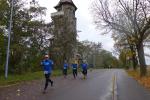 : Am Keßlerturm war für Thomas Braun, Verena Hildebrandt, Marco Lehmann (BSV Eickendorf)
und Stefan Sindermann der höchste Streckenpunkt erreicht (v.l.). Der 26 m hohe Aussichtsturm steht am Friedrichshang im Naherholungsgebiet Krumbholz in der Bernburger Talstadt und ist Haltepunkt der Parkeisenbahn Bernburg. Bei guter Sicht ist der Blick bis zum Brocken möglich.
