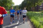 Nach dem Start kam der Halbmarathonläufer Dirk Meier bald auf den Kurs der Marathonläufer. Vereinskollegin Kirsten Geist (Mitte) hat hier schon über 20 Kilometer in den Beinen.