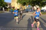 Jan Zaschke (Startnummer 236) blieb Janine Wuwer (Startnummer 232) über 4,6 Kilometer dicht auf den Fersen. Mit 17 Sekunden Vorsprung rettete sich Wuwer über die Ziellinie. Die Rennerei lohnte sich am Ende für beide, denn Wuwer lief auf Platz eins, für Zaschke sprang noch der dritte Platz in seiner Altersklasse raus.