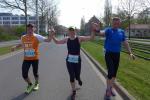 Henrik Böhme und Katrin Winkler-Hindricks überholen in der zweiten Marathon-Hälfte Jörg Schäper, der mit Wadenkrämpfen zu tun hatte
