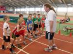 Letzte Instruktionen für die Teilnehmer des 400m Laufes mit Lukas Ladehoff (blaues T-shirt.)