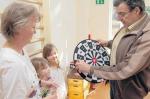 Vom Kreissportbund Salzland gab es außerdem ein kleines Geschenk.
Vereinsvorsitzender Lothar Maruhn überreicht ein ungefährliches
Dartspiel mit Bällen, die an der Zielscheibe kleben bleiben. Foto: Nora Menzel, Volksstimme