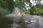 Die Matschgaense überholt man nicht so einfach! Die Mädels mussten sich erst einer Wasserschlacht stellen und durften dann pitschenass von dannen ziehen.