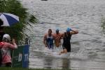 Janko Schlenker (l.) verläßt als erster Gaensefurther das Wasser.