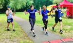 Gemeinsamer Zieleinlauf von Nancy Bothe, Christa Fümel und Kathleen Mahler (v.r.) André Geist applaudiert.