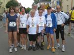 Gruppenfoto mit dem prominenten Laufsportler aus Halle. v.l. Sylvia Köhn, Jens-Uwe Börner, Sabine Börner, Heidi Rabenstein, Lutz Klauß, Ronald Rabenstein, Toralf Schmidtschneider, Katrin Winkler-Hindricks, Waldemar Cierpinski.